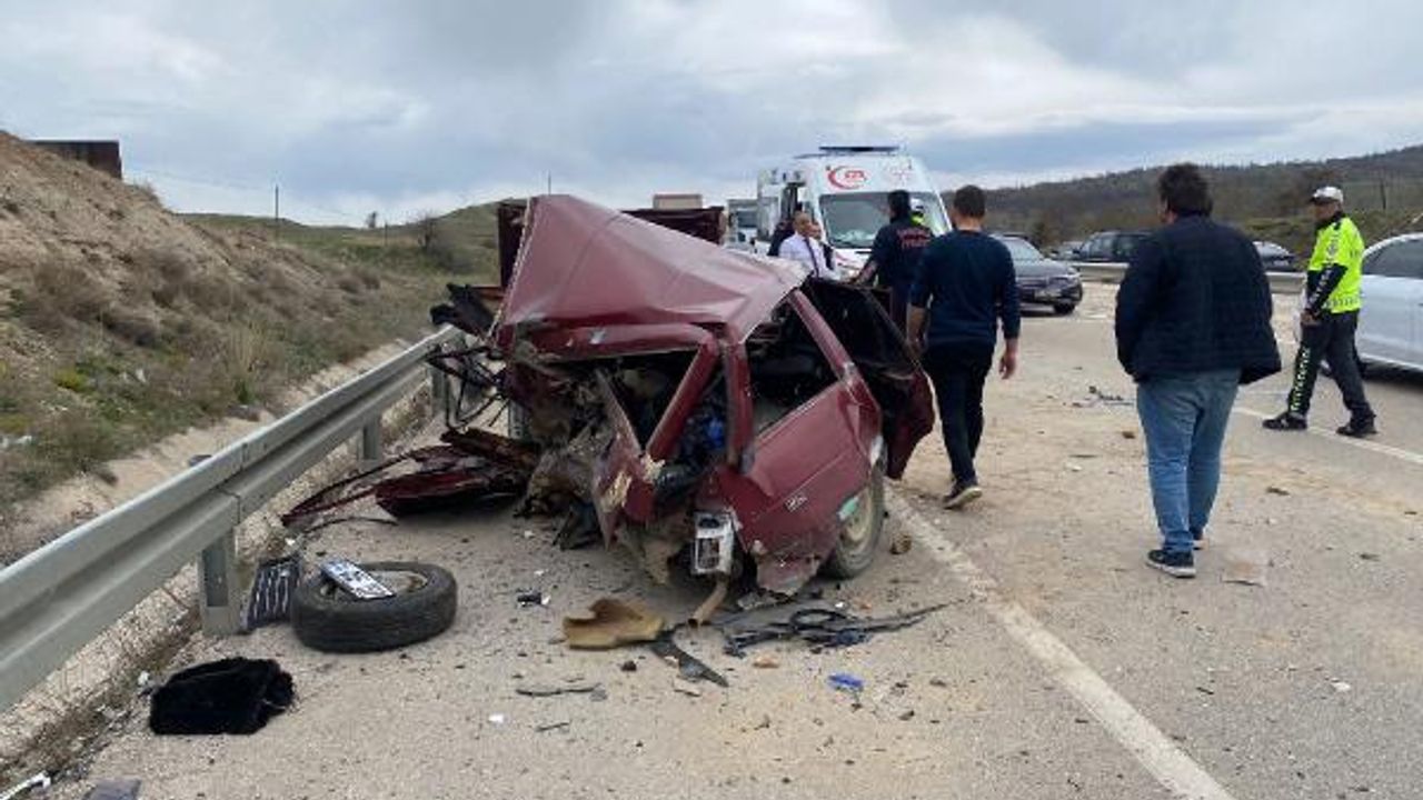 Afyonkarahisar'da otomobiller çarpıştı; 1 ölü, 7 yaralı