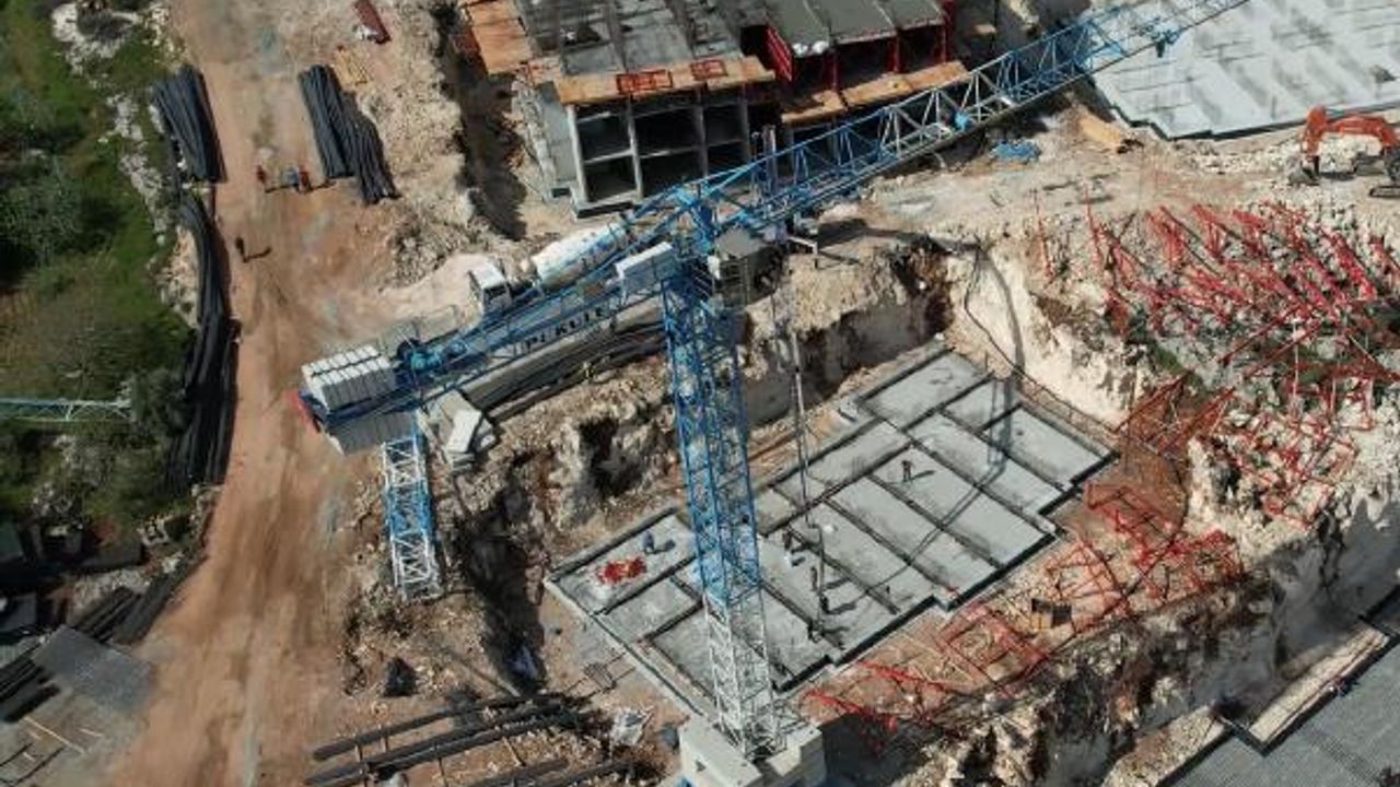 Altınözü’nde deprem konutları inşaatı ikinci kata yükseldi