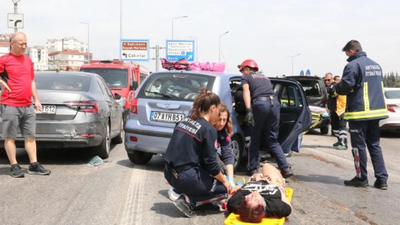 Antalya'da 4 aracın karıştığı zincirleme kaza: 7 yaralı