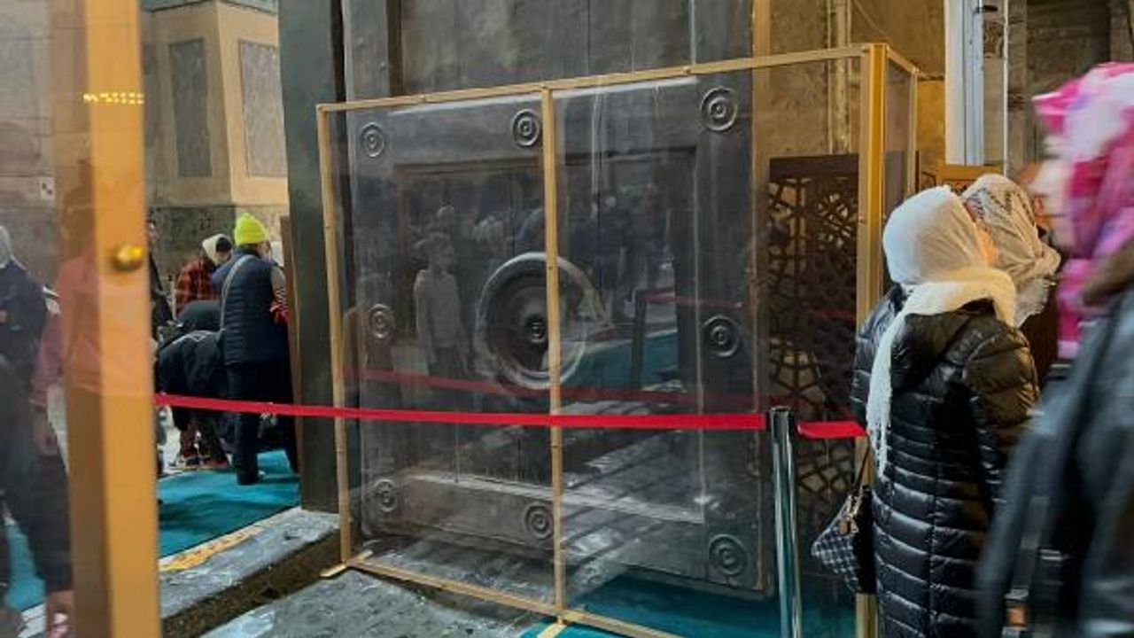 Ayasofya Camii'nin 'İmparatorluk Kapısı'na cam bölmeli koruma  
