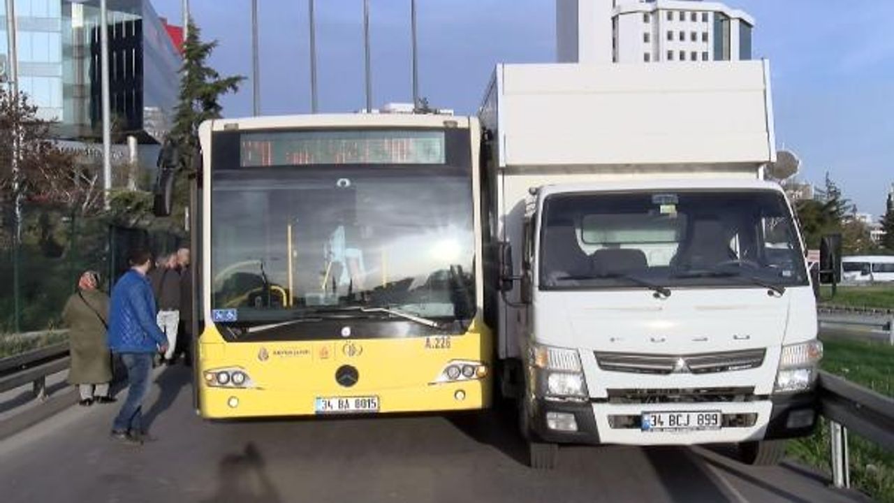 Bağcılar'da daralan yolda İETT otobüsü ile kamyonet sıkışınca trafik felç oldu