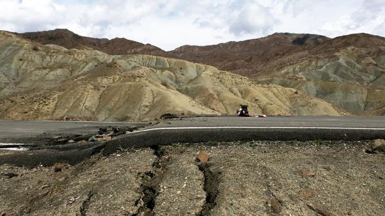 Bingöl’de köy yolu heyelan nedeniyle çöktü