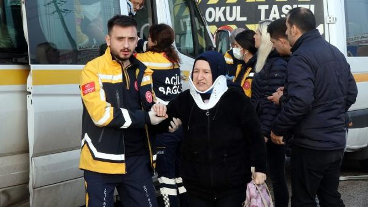 Bursa'da 3 servis minibüsü çarpıştı; 15 yaralı
