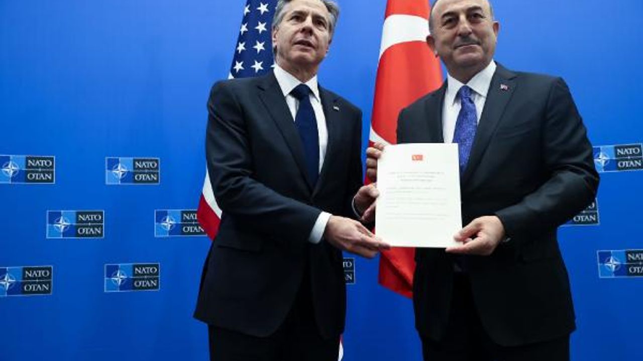 Çavuşoğlu ABD’li mevkidaşı Blinken’e Finlandiya’nın katılım onay belgelerini teslim etti