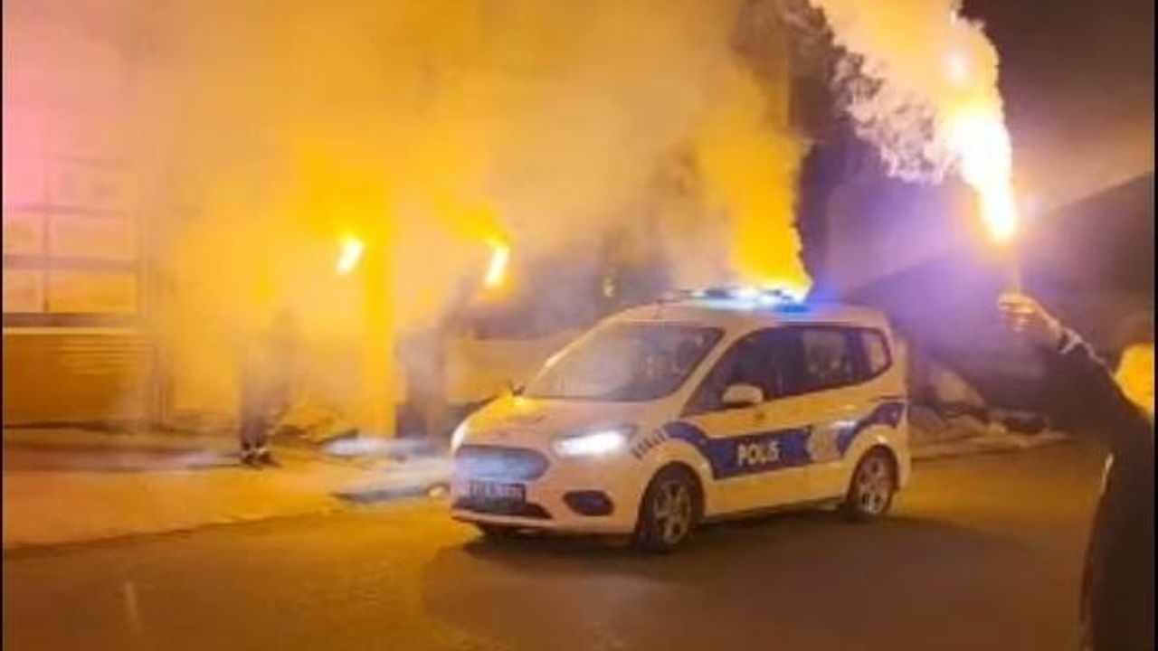 Diyarbakır'da kavga ihbarına giden polislere meşaleli ve pastalı sürpriz