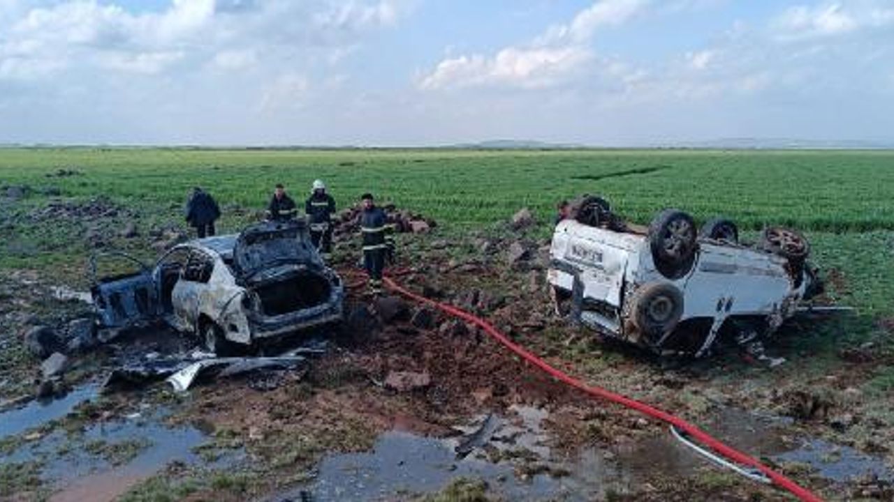 Diyarbakır'da sürücüleri yarışan hafif ticari araç ile otomobil çarpıştı: 5 yaralı