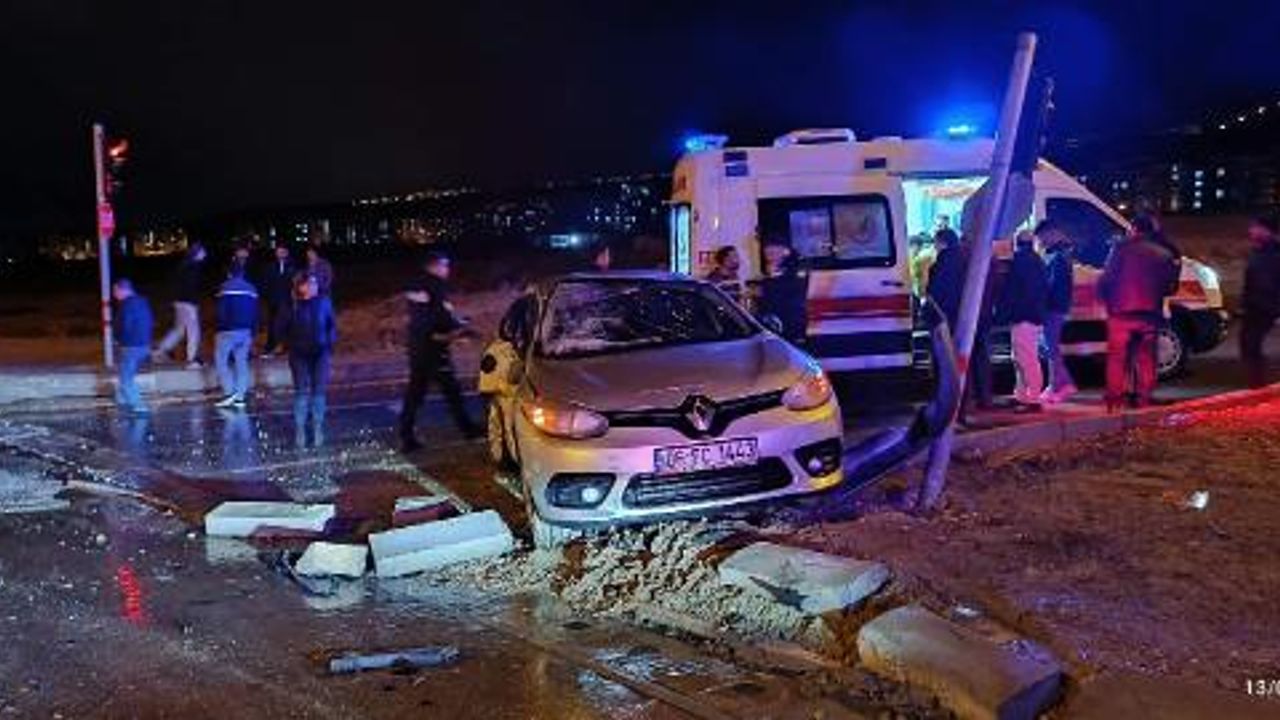 Elazığ'da otomobil ile TIR çarpıştı: 3 yaralı