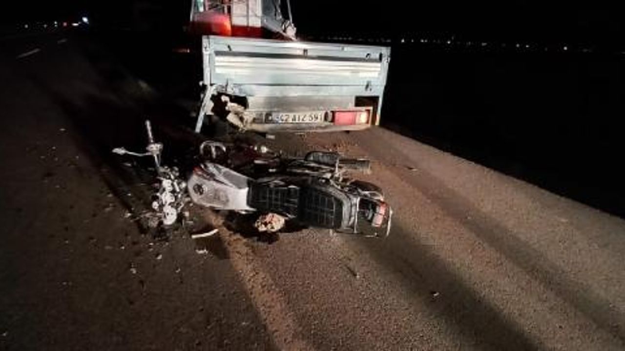 Emniyet şeridindeki kamyonete çarpan motosikletli öldü