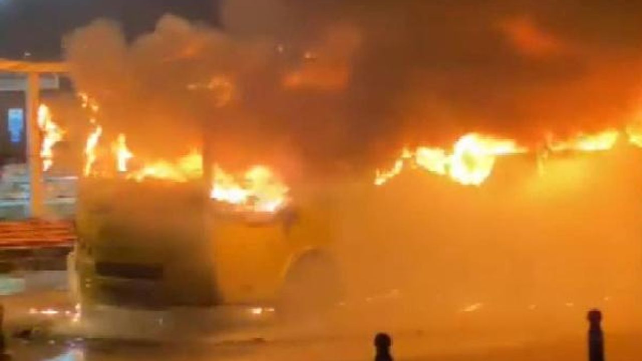 Fatih'te alev alev yanan midibüse tankeri ile müdahale etti