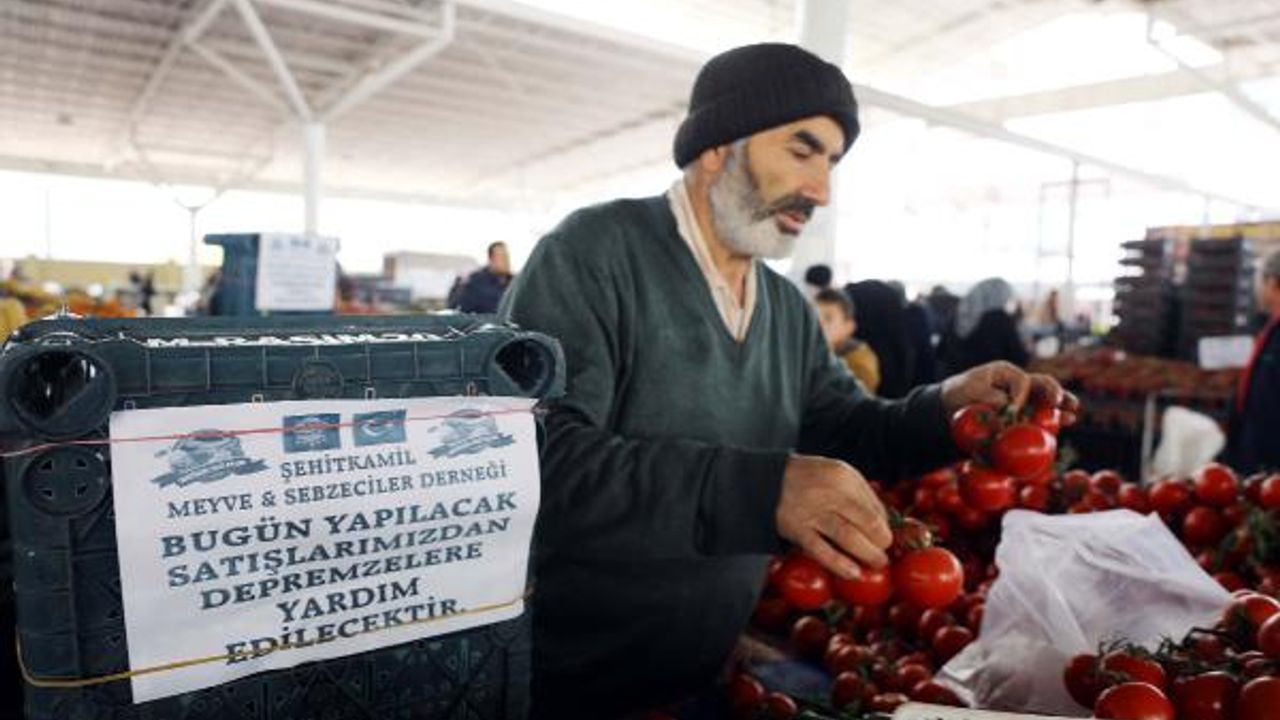 Gaziantep'te pazar esnafı bir günlük gelirini depremzedelere bağışladı