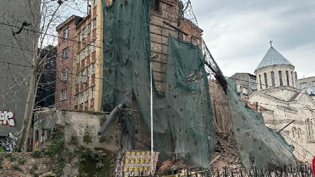 Beyoğlu'nda 5 katlı tarihi bina çöktü