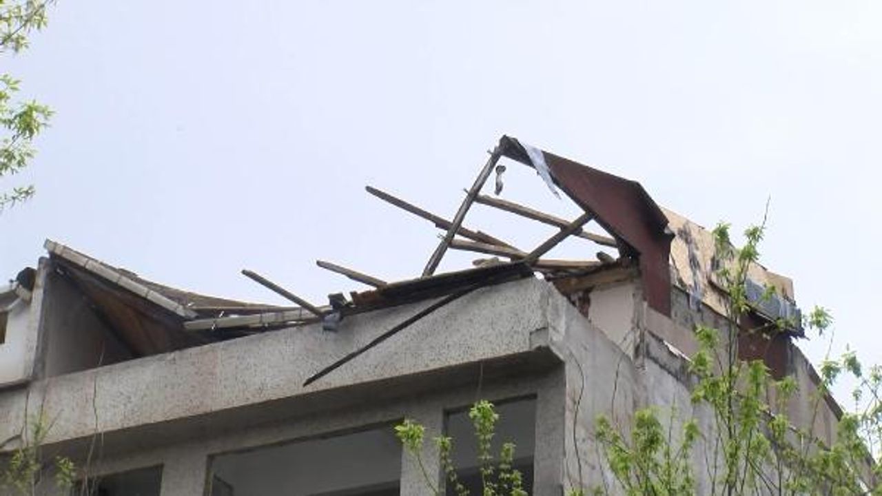 Güngören&#039;de boşaltılan binanın çatısında çökme: 1 yaralı