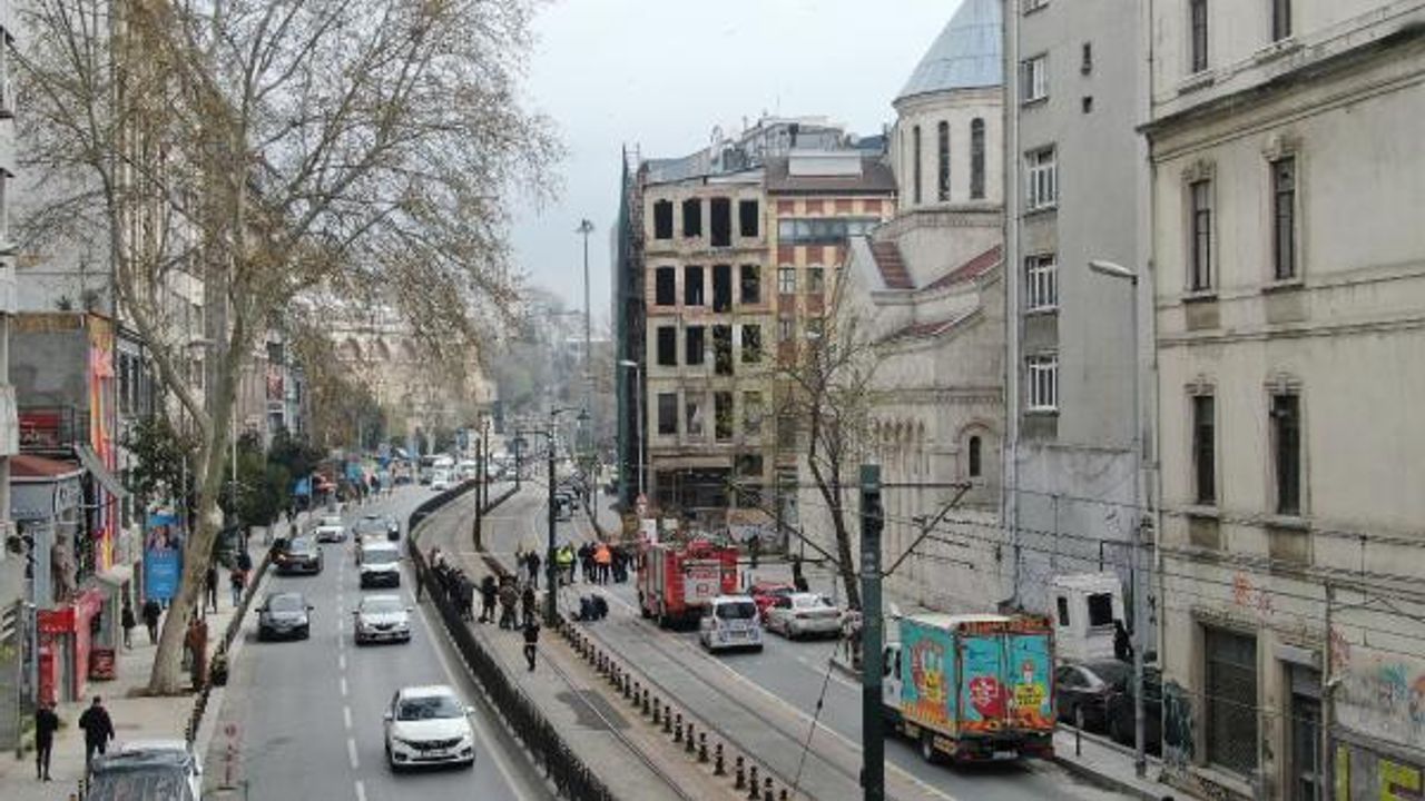 (Havadan fotoğraflar) Beyoğlu'nda 5 katlı binanın çökme riskine karşı yol, araç ve tramvay trafiğine kapatıldı
