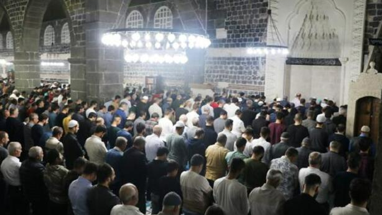 Diyarbakır’da tarihi Ulu Cami, Kadir Gecesi'nde doldu taştı