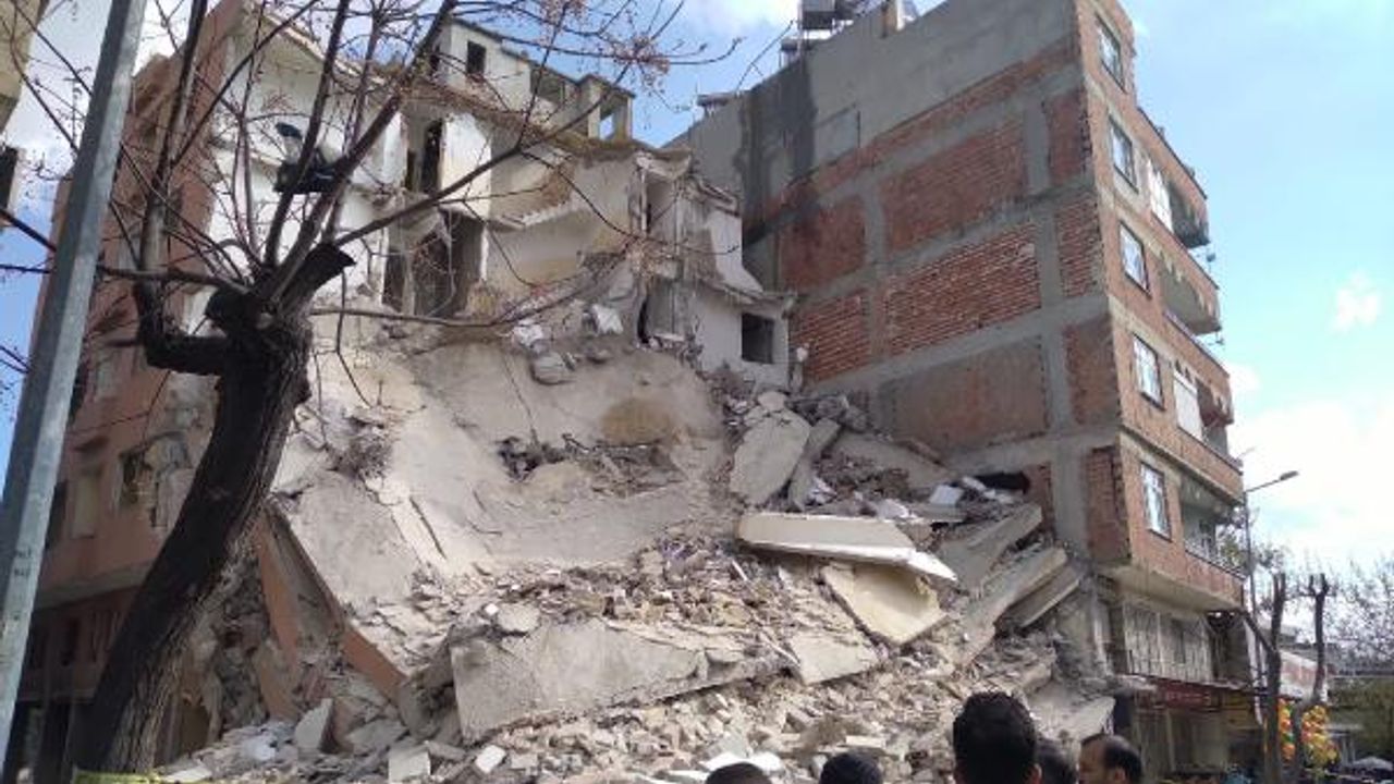 Kilis'te depremde ağır hasar gören 6 katlı bina çöktü (1)