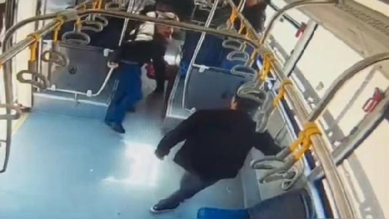 Metrobüste bıçaklı kavga