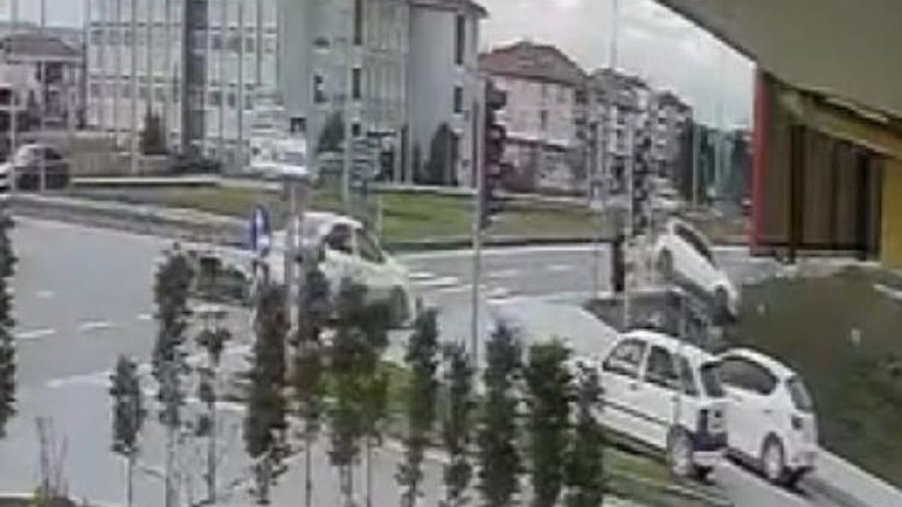 Otomobilin bahçeye uçtuğu kaza kamerada