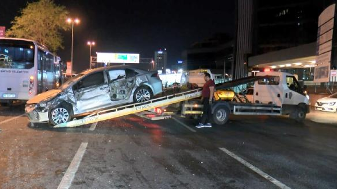 Makas atan otomobil sürücüsü, trafiği savaş alanına çevirdi: 8 yaralı