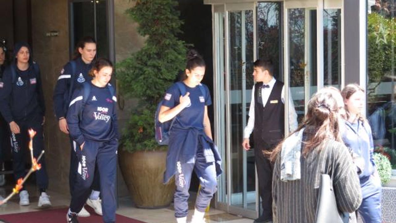 (takımın otelden ayrılış fotoğraflarıyla) İstanbul'da Ebrar Karakurt'un da oynadığı İtalyan takımını şoke eden ölüm 