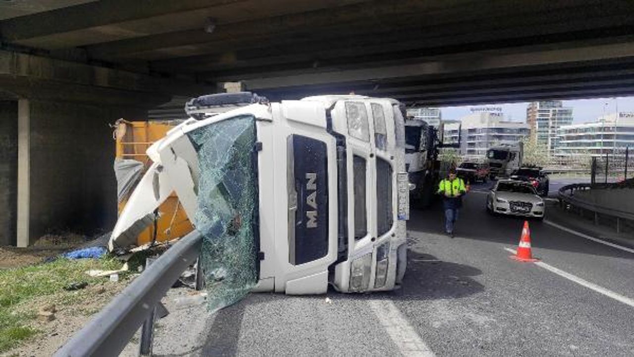TEM Seyrantepe Bağlantı Yolunda hafriyat kamyonu yan yattı: 1 yaralı