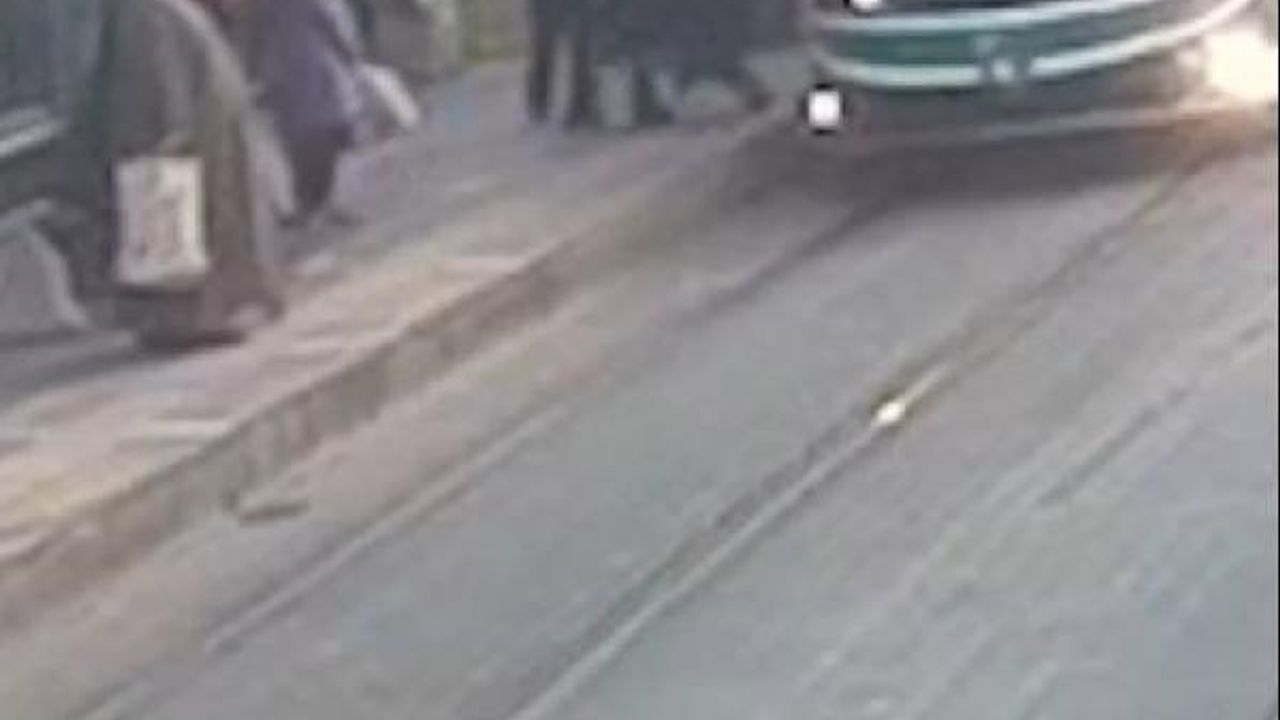 Tramvay altında kalmaktan güvenlik görevlisi kurtardı