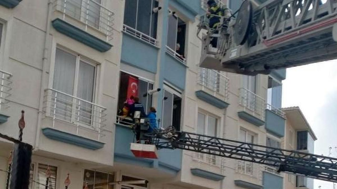 Yangında mahsur kalan 15 kişi, itfaiye merdiveniyle kurtarıldı