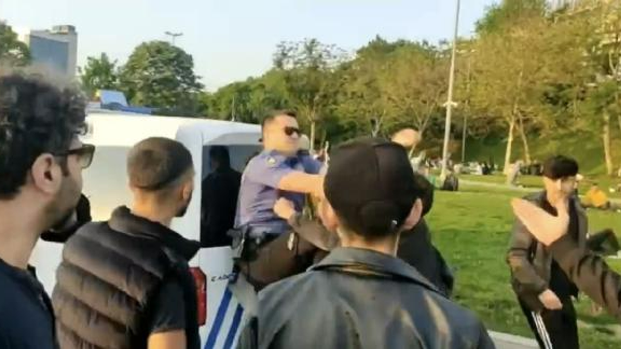 Kadıköy'de Sesli Müzik Dinleyen Grupla Polis Arasında Arbede Çıktı