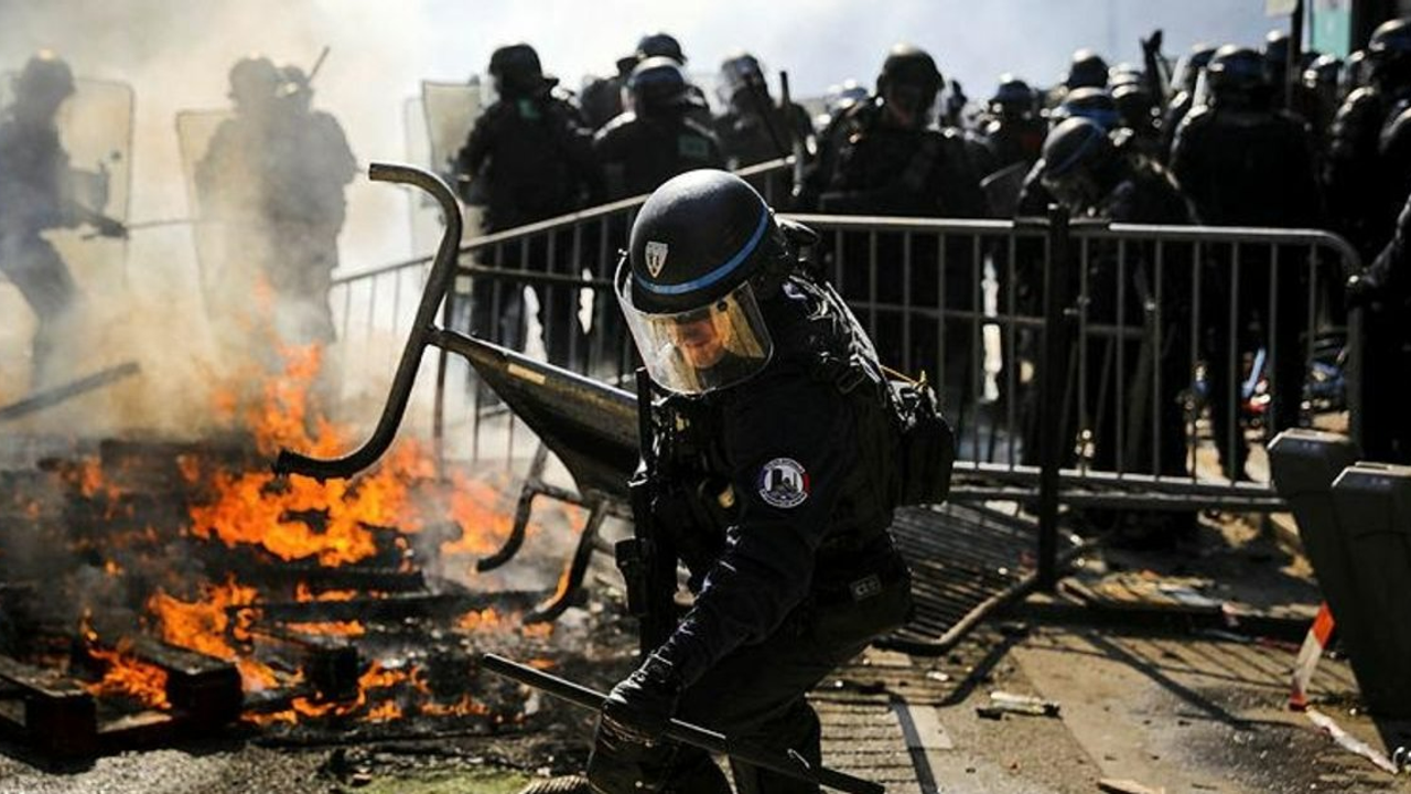 Paris'te olaylı 1 Mayıs! 54 gözaltı,8 polis yaralı