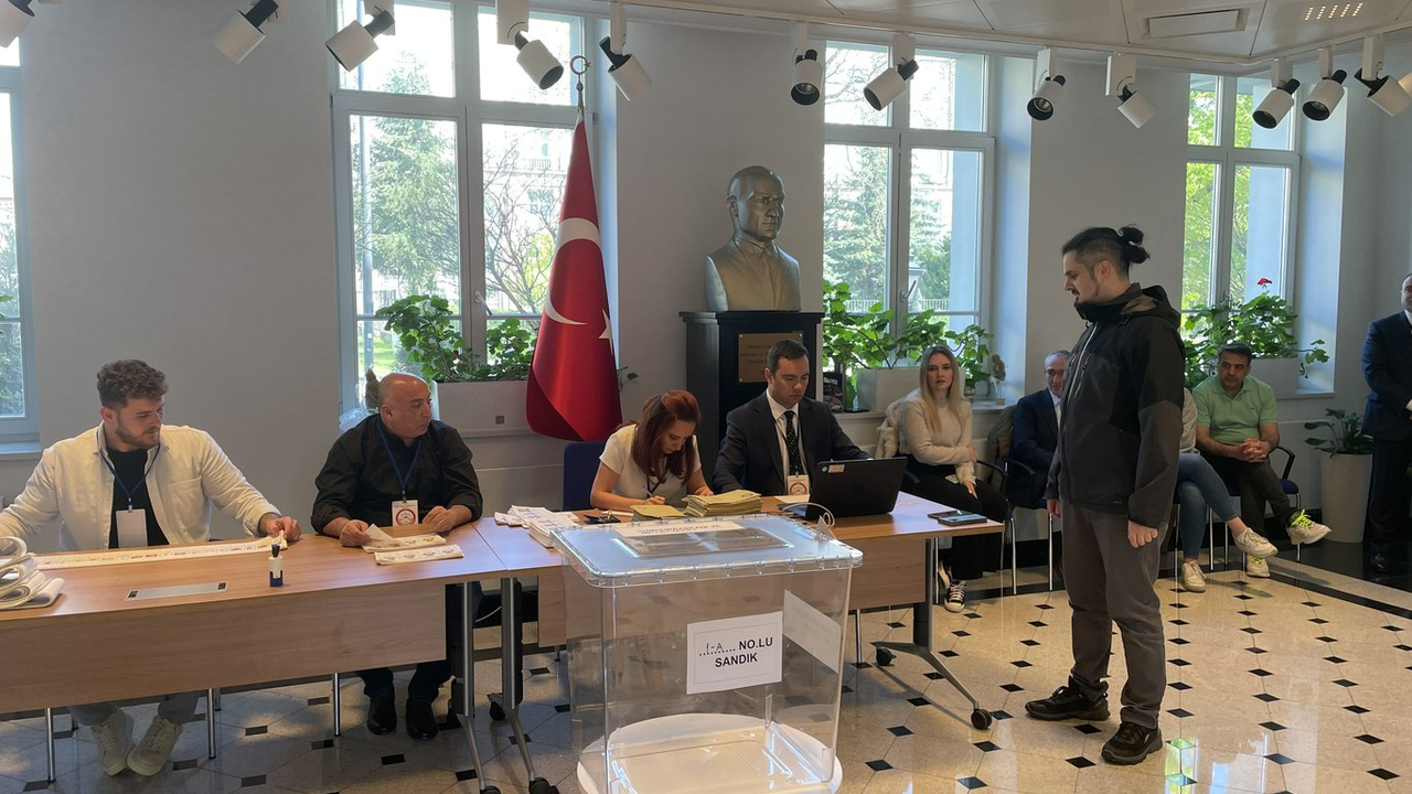 Türkiye'de oy kullanma işlemi başladı