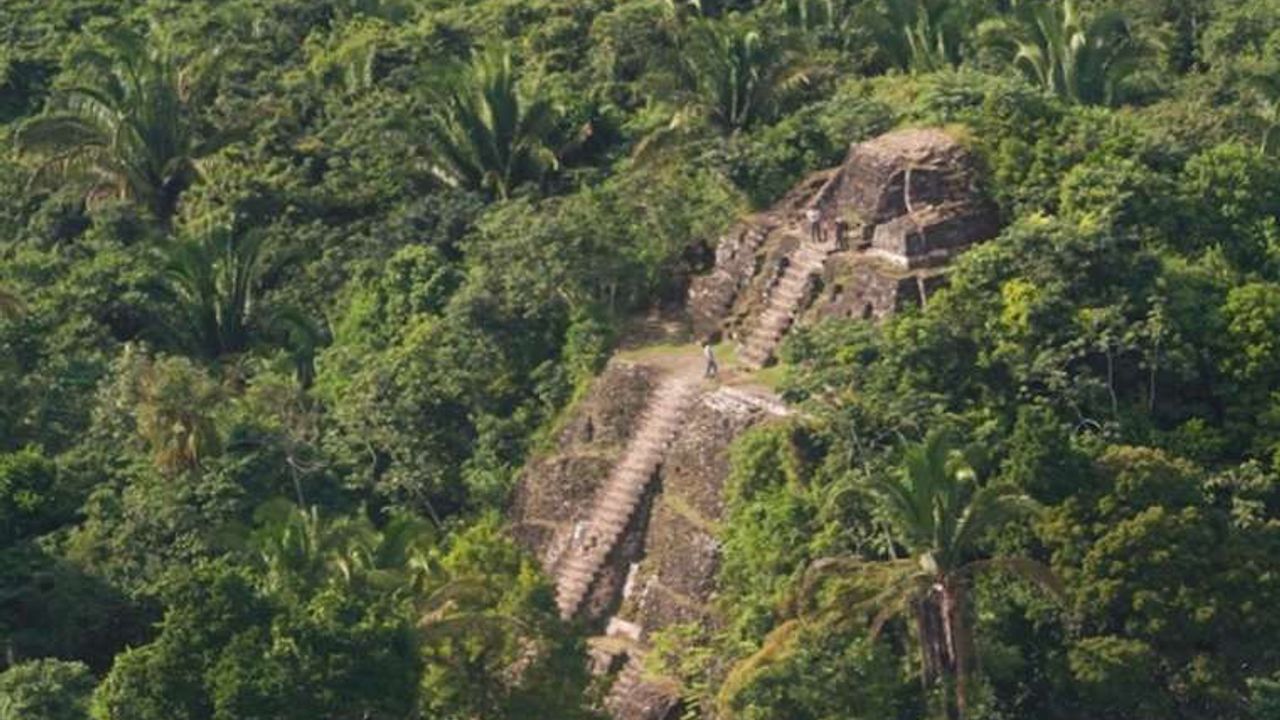 Mayalara ait yer altına açılan gizemli kapı