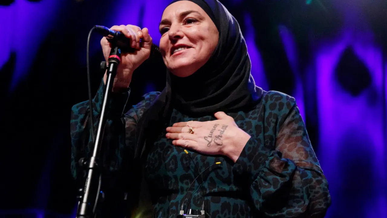 Müslüman olan dünyaca ünlü şarkıcı hayatını kaybetti