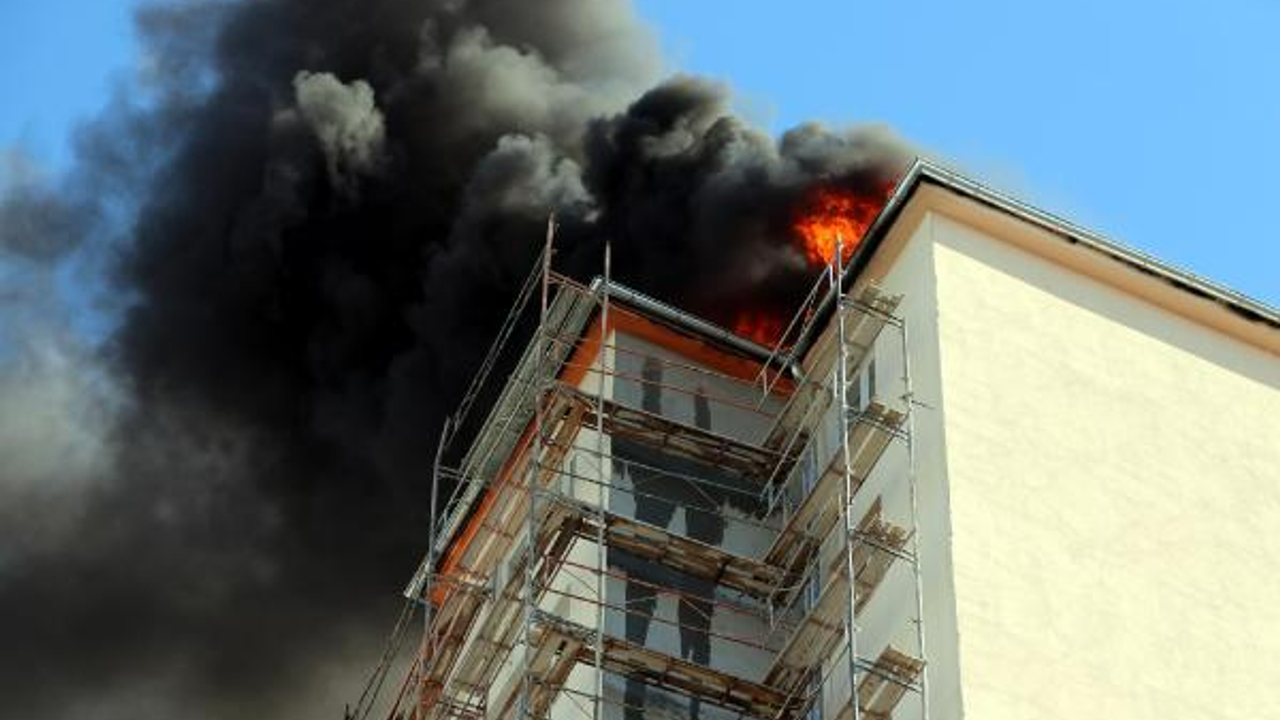 13 Katlı binanın çatısında yangın:1 ölü 3 yaralı