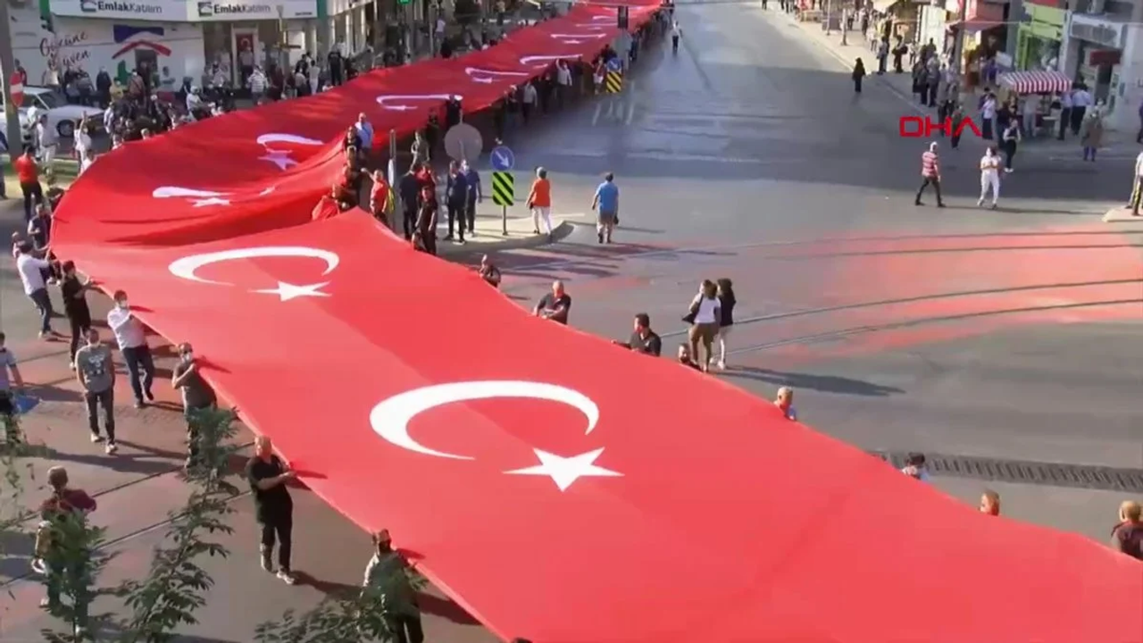 350 metrelik dev Türk bayrağı ile 'Zafer Yürüyüşü'