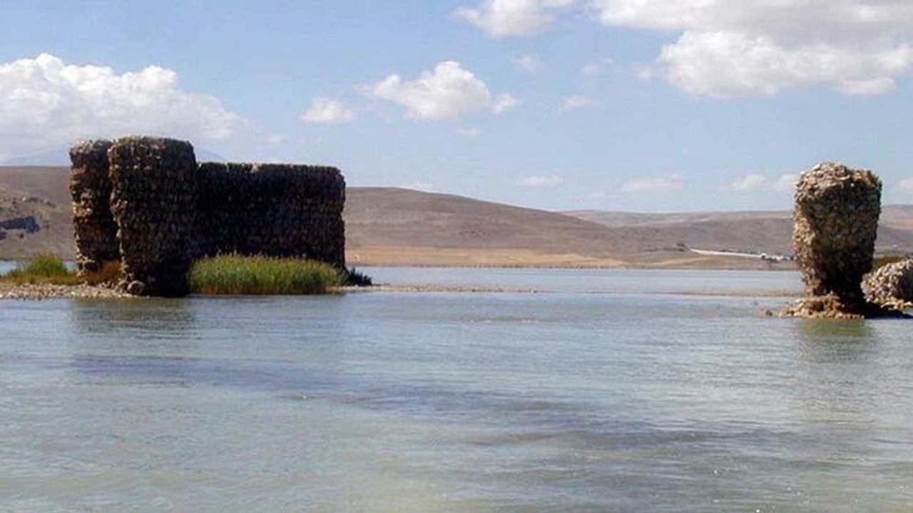 Van Gölü çekildi, tarihi kale ortaya çıktı