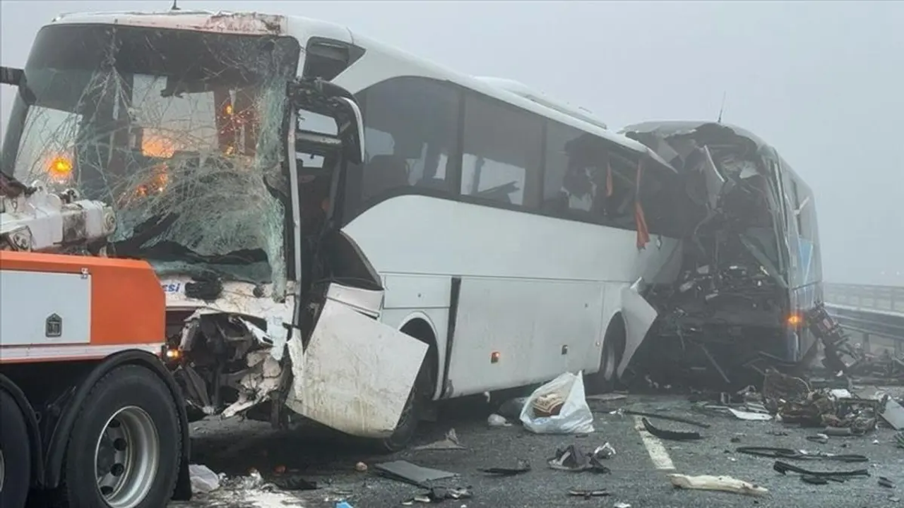 Turistleri taşıyan otobüs kamyonla çarpıştı: 25 ölü 6 yaralı