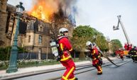 Paris itfaiyesi alevlere böyle müdahale etti