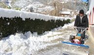 Yazın ot biçtikleri makine ile kışın kar temizliyorlar