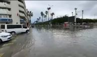 İskenderun'da deniz taştı, yollar su altında kaldı