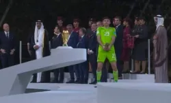 Arjantin kalecesi Martinez'in kupa töreninde tepki çeken hareketi