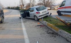 Bursa'da otomobil ile şarjlı motosikletin karıştığı kazada, 2'si çocuk 5 kişi yaralandı