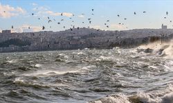 İstanbul'da lodos etkisini sürdürüyor: Vapur seferleri yapılamıyor