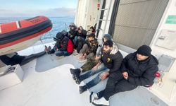 Yunanistan'ın denize ittiği 19 kaçak göçmen Türkiye'ye sığındı