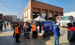 Ankara Büyükşehir Belediyesi, Hatay'da 45 personel ve 15 araçla yemek dağıtıyor