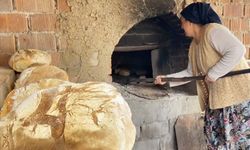 Mudanyalı kadınlar depremzedeler için kar altında ekşi mayalı ekmek yaptı