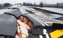 Depremin şiddeti karayollarına yansıdı: Hatay-Reyhanlı yolu çöktü
