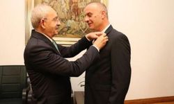 MHP'den istifa edip CHP'ye geçti, rozetini Kılıçdaroğlu taktı!