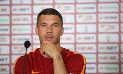 Podolski’den depremzedelere bağış!