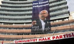 "Ben Kemal, geliyorum" repliği CHP Genel Merkezi'nin yeni pankartı oldu