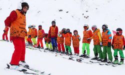 Palandöken'de köy çocukları kayakla tanıştı