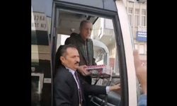 Erdoğan, depremzede çocuklara otobüsten kutu kutu oyuncak fırlattı